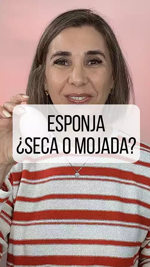 imagen como usar las esponjas de maquillaje secas o mojadas