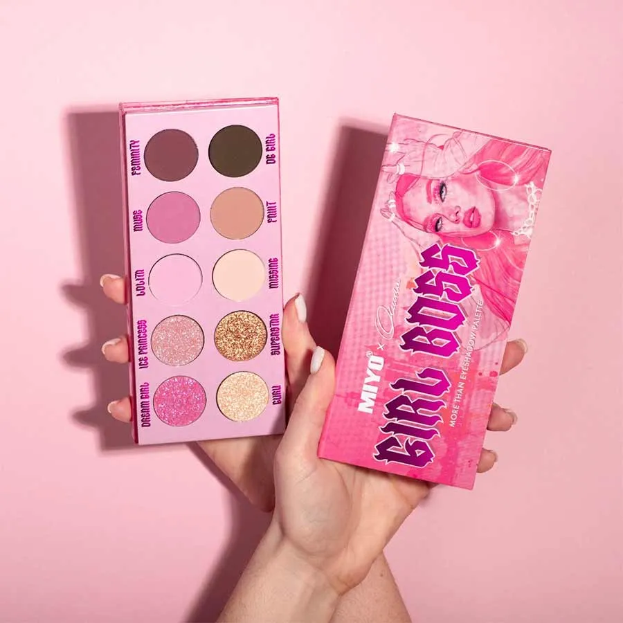 imagen paleta sombras girl boss miyo en la mano