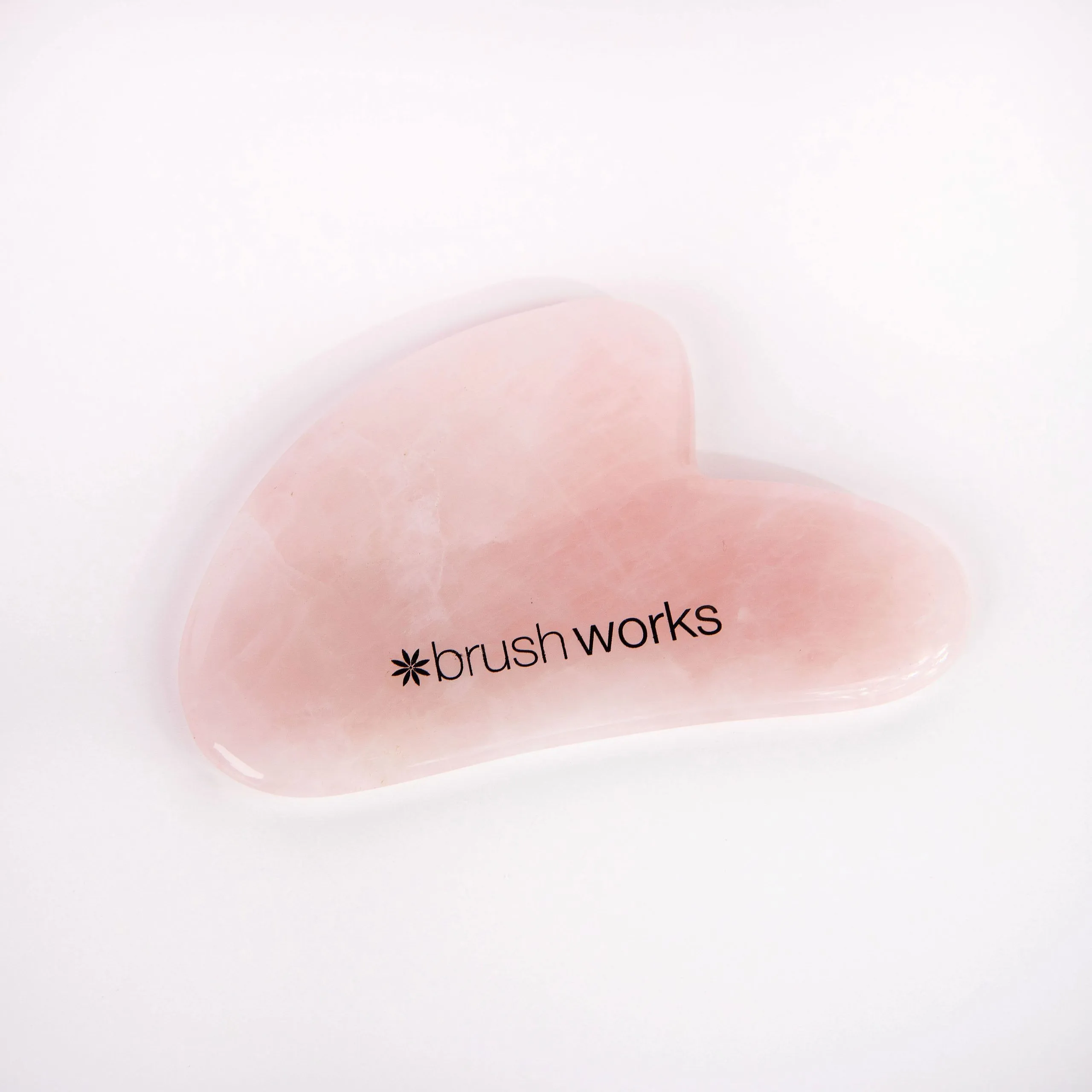foto rodillo de cuarzo rosa y gua sha brushworks 3